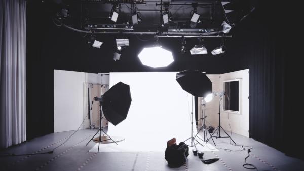 Photography Made Easy: How to Use Magnets to Attach Gels to Lights