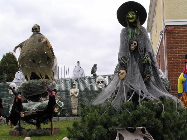 Last-Minute Magnet Halloween Costume Ideas