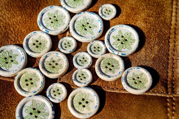 Cute As A Button: DIY Button Magnets